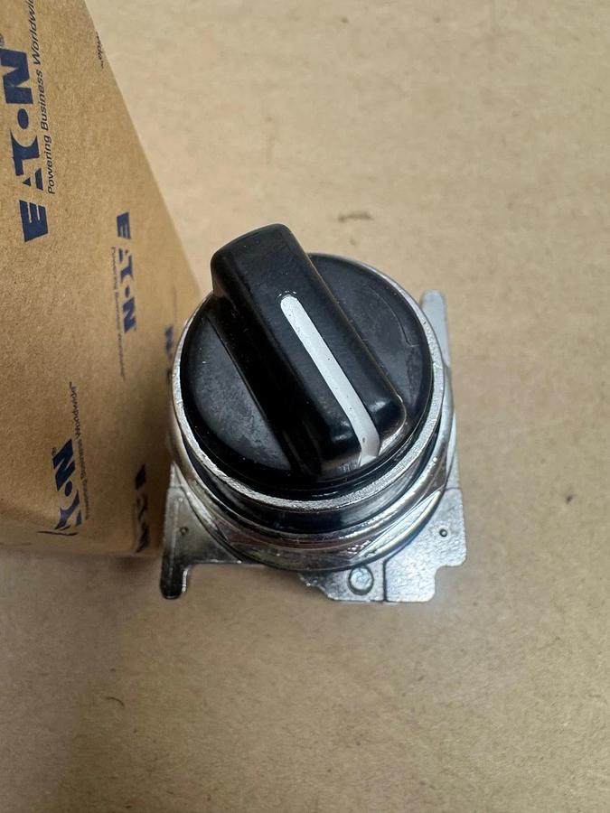 Used Eaton 10250T20KB 2-Position (Black) Selector Switch *NEW*