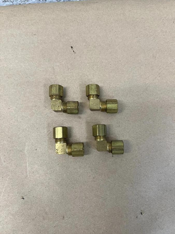 Used Weatherhead 65X4 (4 pcs) 90º Elbow Union (1/4) Compression (Brass)