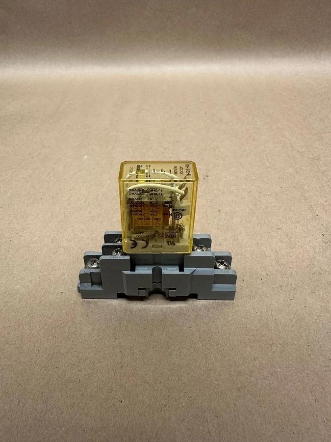 Used IDEC RH1B-U, AC 120V Relay w/ IDEC SH1B-05 Base