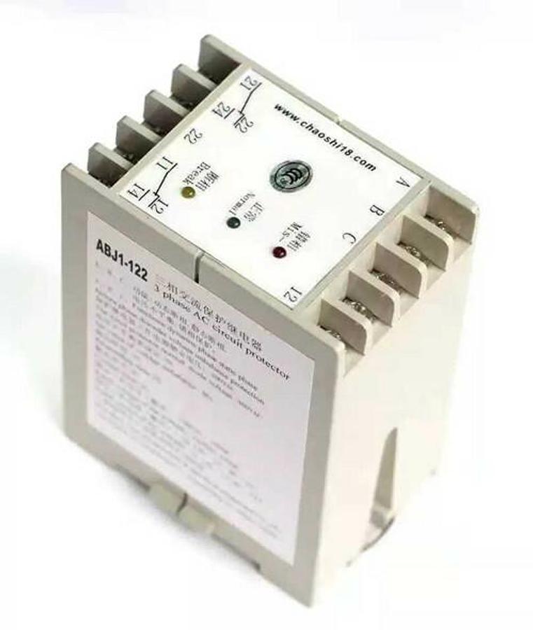 Used IDEC RH1B-U, AC 120V Relay w/ IDEC SH1B-05 Base