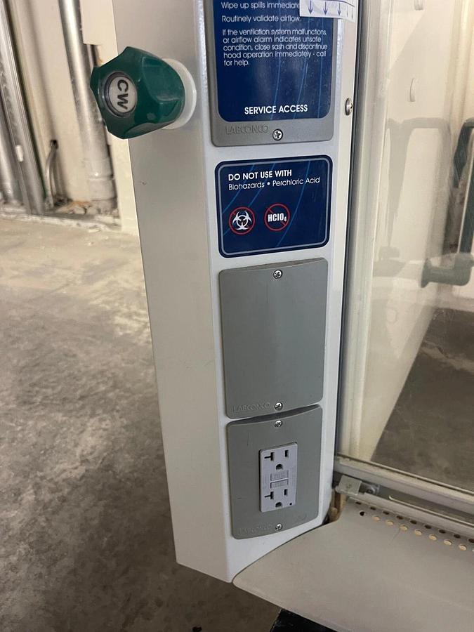 Used LabConco 10050000010814 Laboratory Fume Hood w/ Bench Top