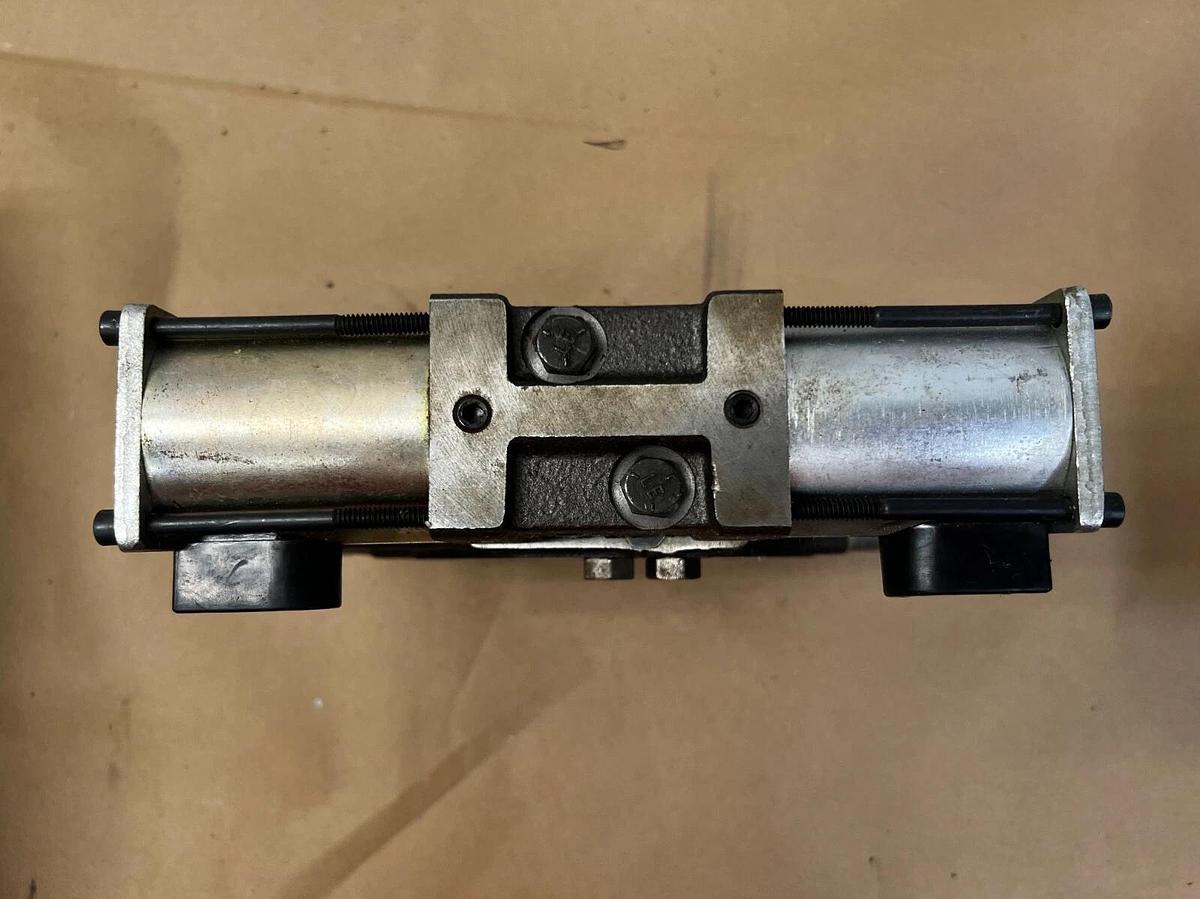 Used GRESEN 221602-25 Closed Center Motor Valve (12 VDC)