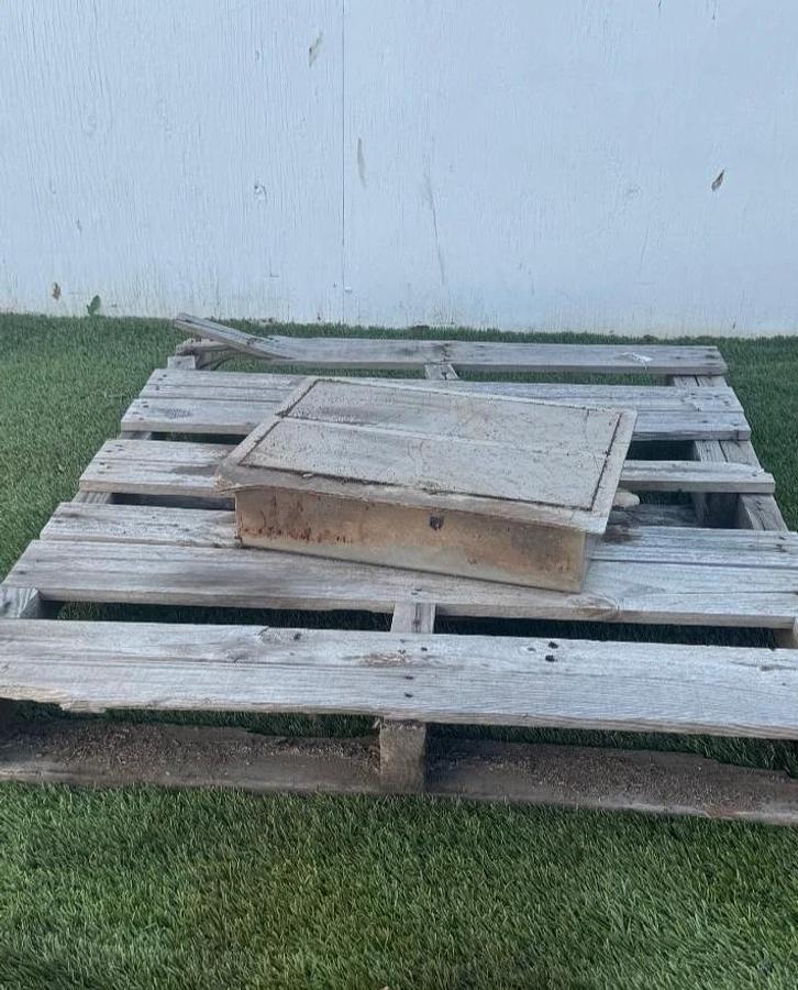 Used Suspension Magnet 20” x 15-1/2”, 4 Brackets on Back, Strong Pull