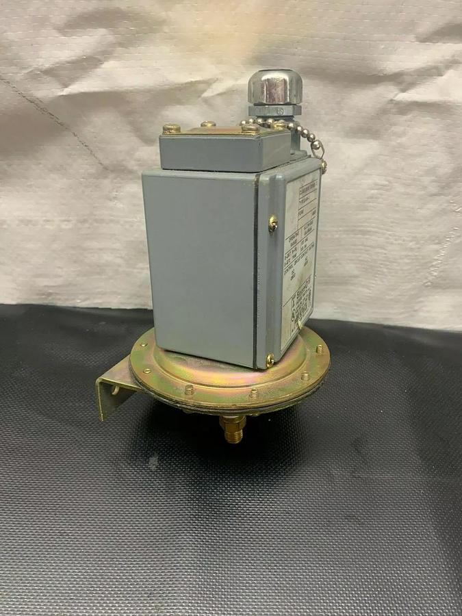 Used Square D 9016 Gaw-1 Industrial Vacuum Switch