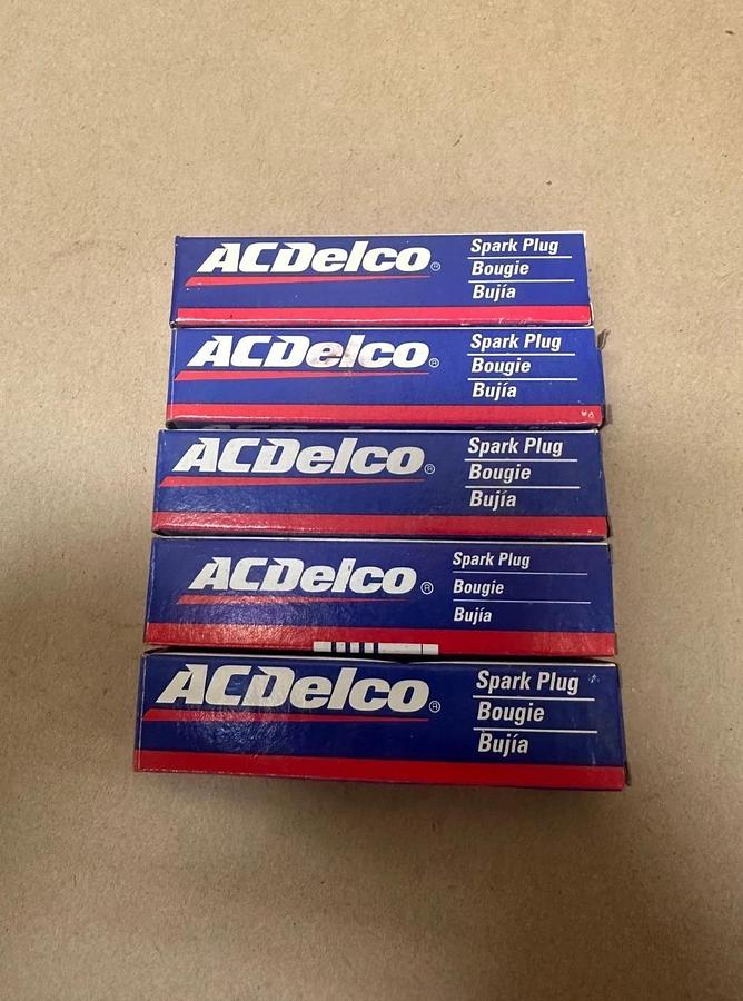 Used ACDelco R44LTS Spark-Plug Lot of 5 *NEW*