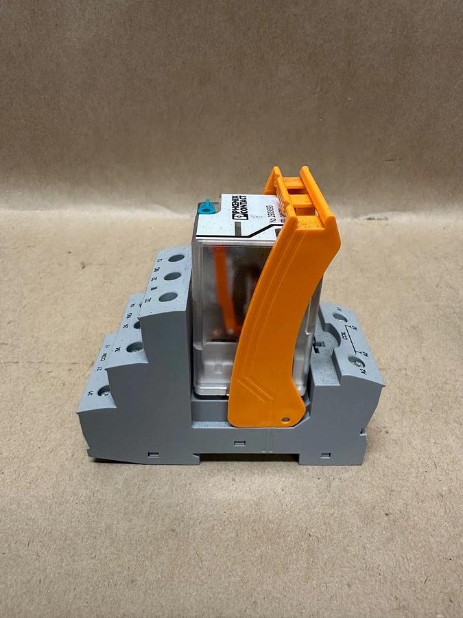 Used Phoenix Contact 2903693 Switching Relay w/ RIF-3-BSC/3x21 Relay Base