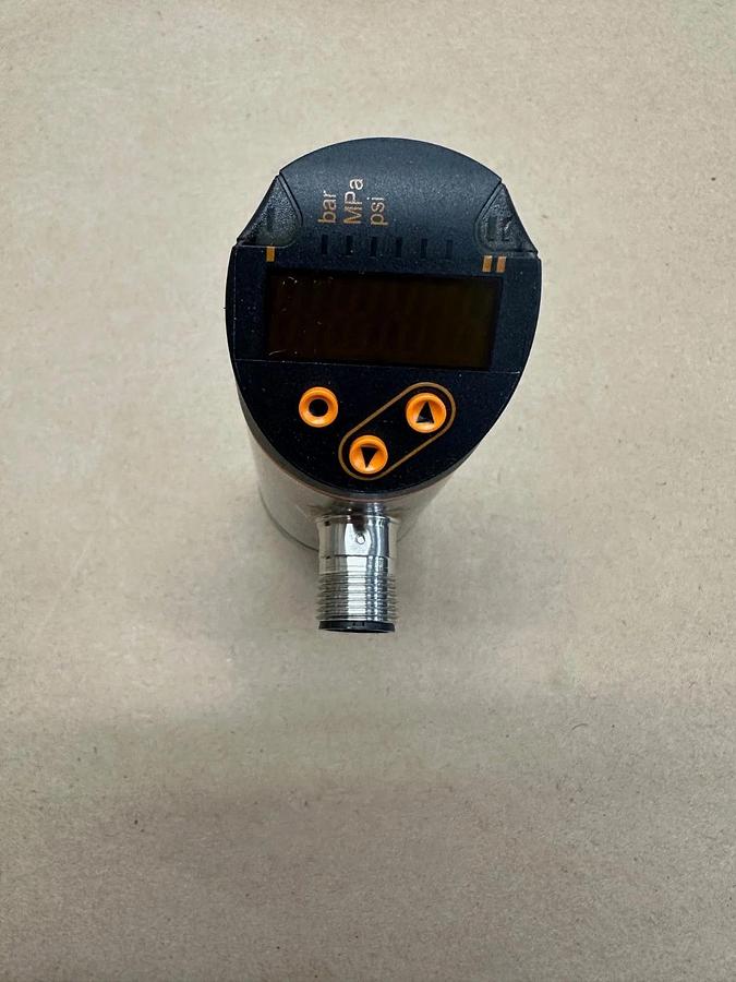 Used IFM PN2693 Pressure Sensor with Display *NEW*