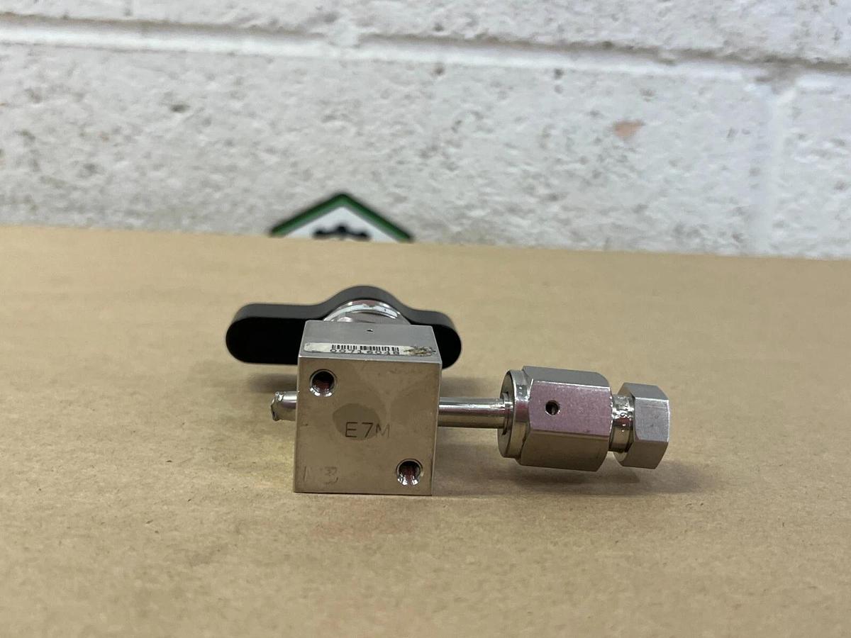 Used APTech AP3625SM 2PWTW4 3000 PSI Valve