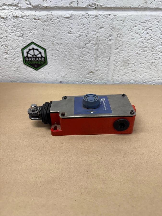 Used Telemecanique XY2CH13250H7 Cable Pull Switch, 240V, 15 AC, 3A Booted Push Button