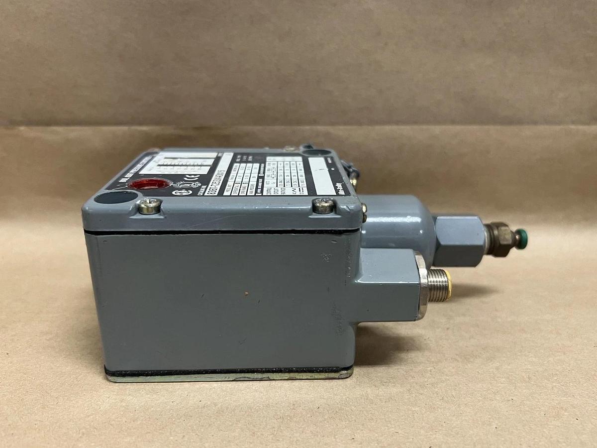 Used Allen Bradley 836T-T253JX40X15 836T Pressure Control Series A (Broken Light)