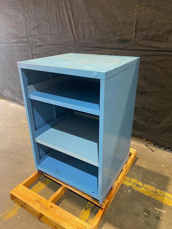 Used Stanley Vidmar Ind Tool Cabinet/Parts Storage w Shelves W:30" H:44.25" D:27.75"