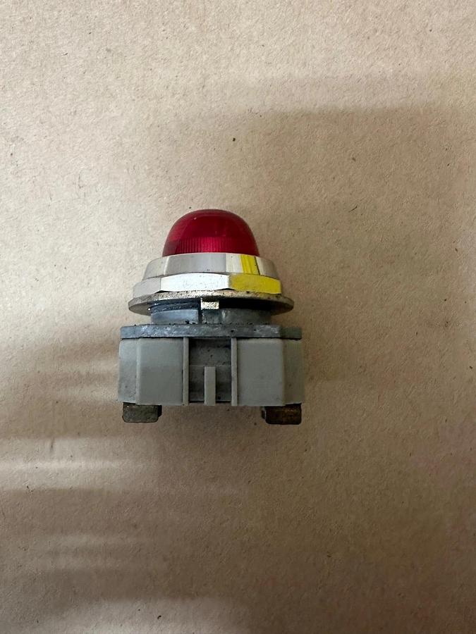 Used IDEC APD Red Pilot Light