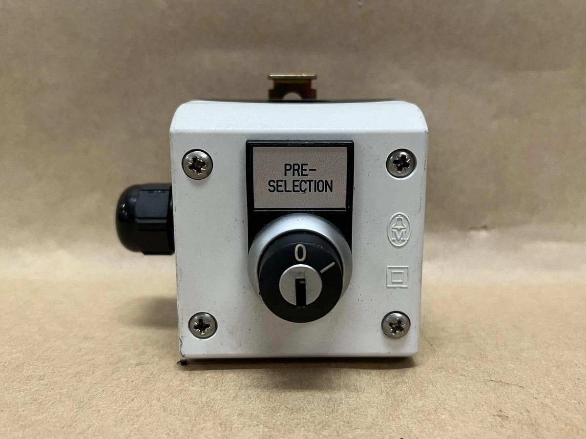 Used Moeller PC-GF20-FR Enclosed Selector Switch w/ M22-KC10 Contact Block