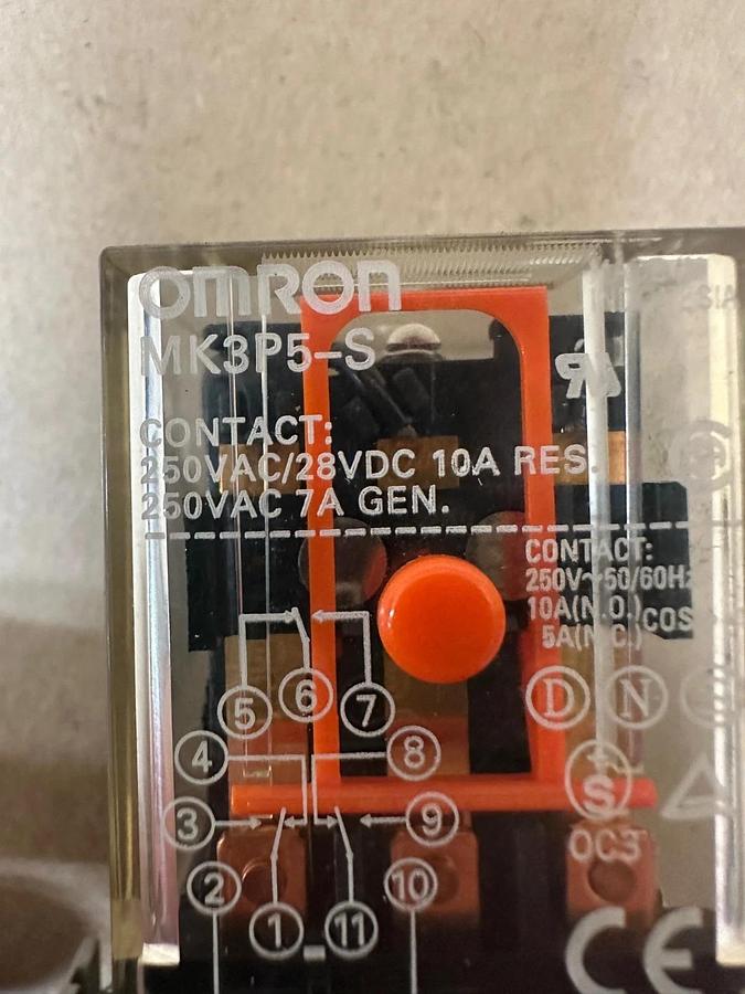 Used Omron MK3P5-S Contact w/ Dayton 6X156F Relay Base