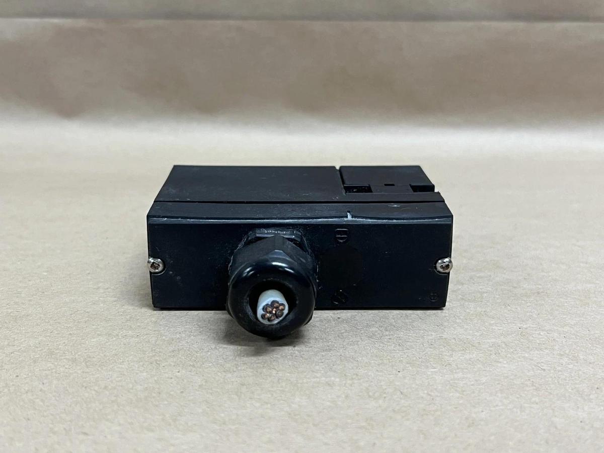 Used Schmersal AZM 170-02zrka Interlock Safety Switch, 24 VAC/VDC, 40-60Hz