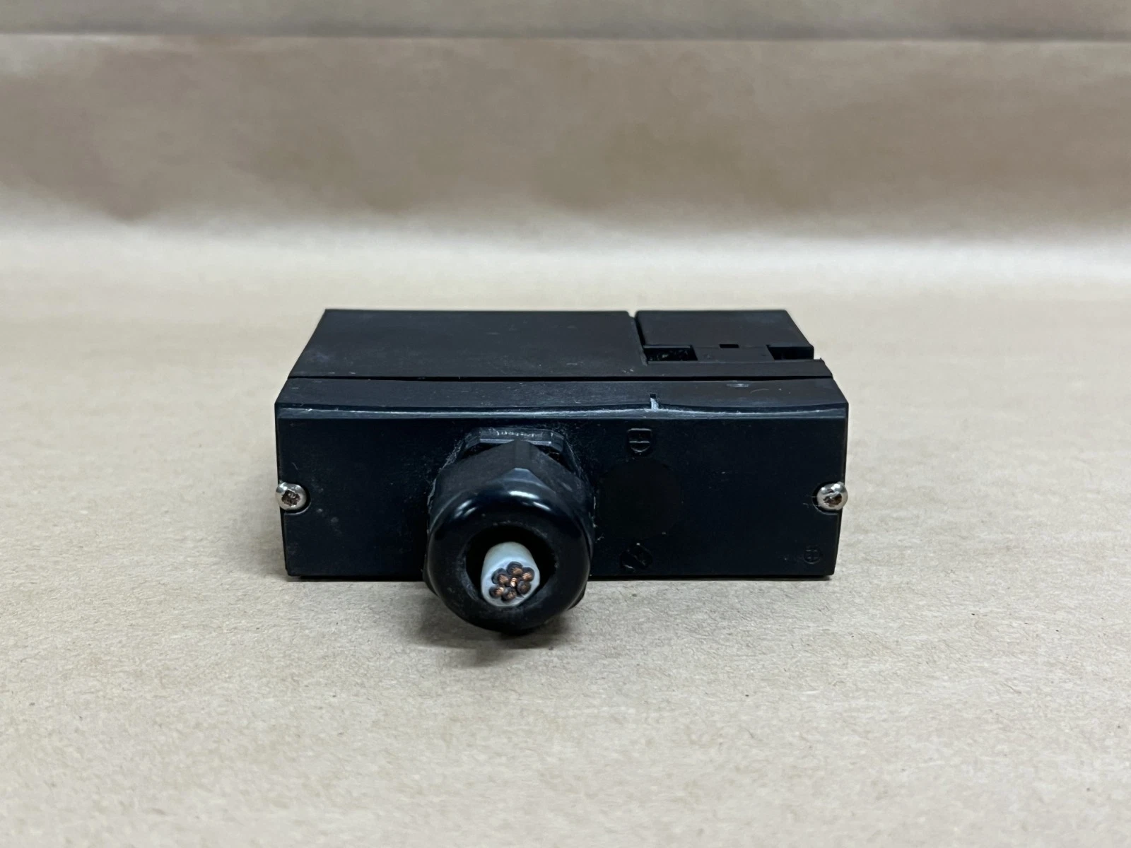 Used Schmersal AZM 170-02zrka Interlock Safety Switch, 24 VAC/VDC, 40-60Hz