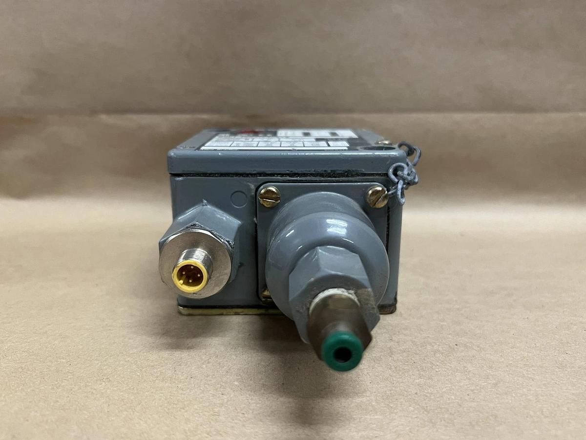 Used Allen Bradley 836T-T253JX40X15 836T Pressure Control Series A (Broken Light)