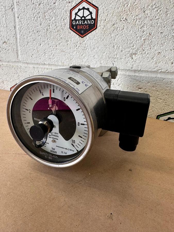 WIKA - 732.14.100 - Pressure Gauge with Alarm Contacts, Max 100 bar