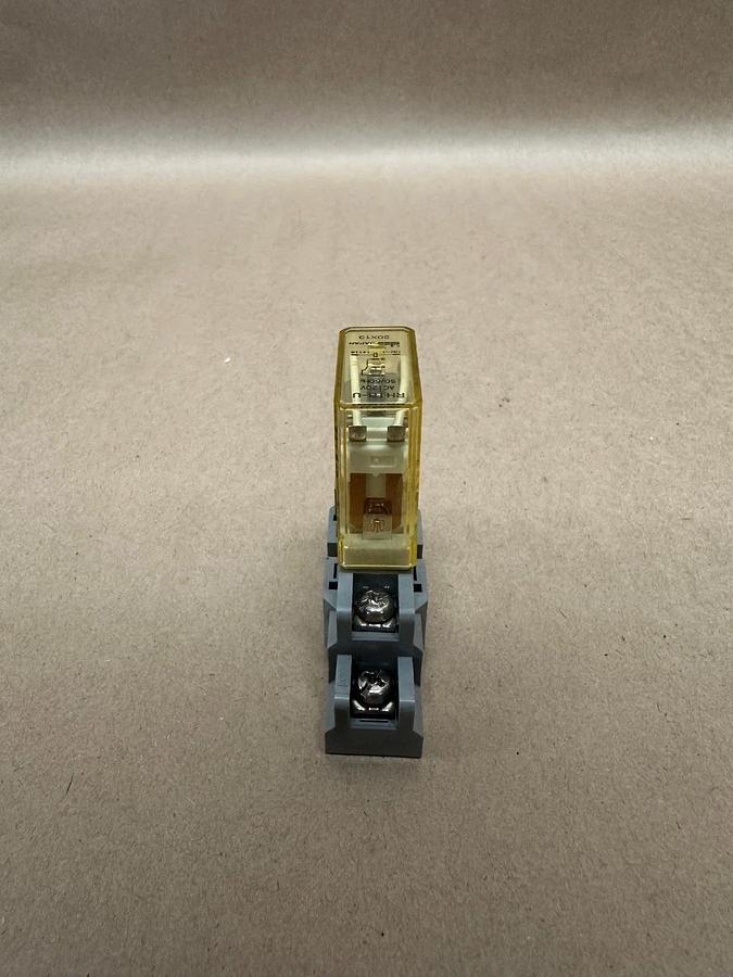 Used IDEC RH1B-U, AC 120V Relay w/ IDEC SH1B-05 Base