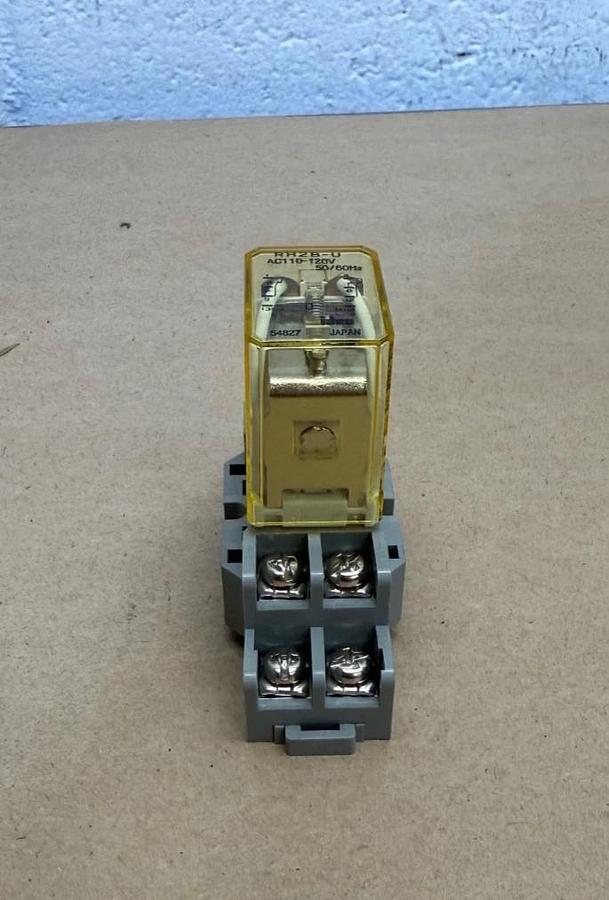 Used idec RH2B-U 110-120VAC, 50/60Hz, 10A Relay, SH2B-05 Socket Base, 300V, 10A 94X01