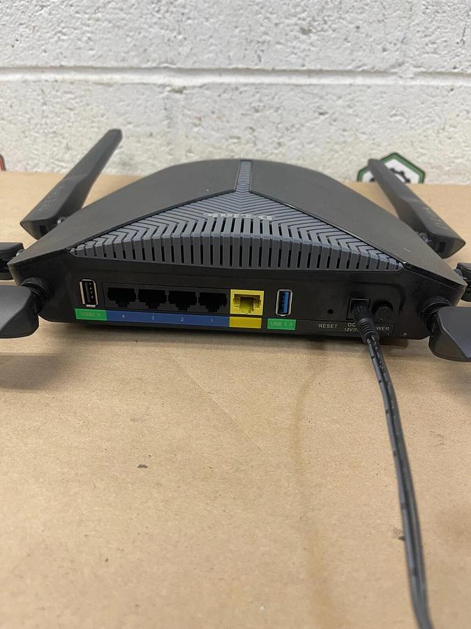 Used D-Link DIR-3040 High Power WiFi Tri Band Gigabit Router