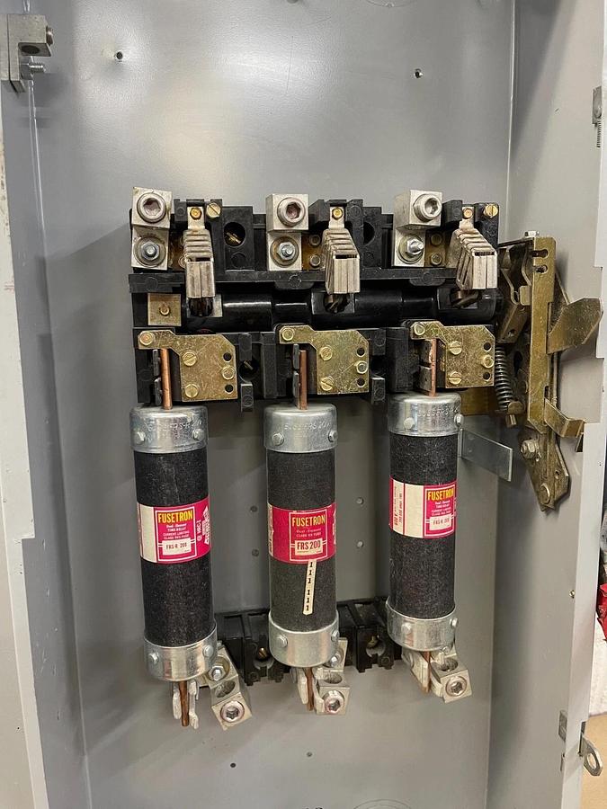 Used General Electric TH3364 HeavyDuty Safety Switch 200A 600VAC 250VDC Type 1 Indoor