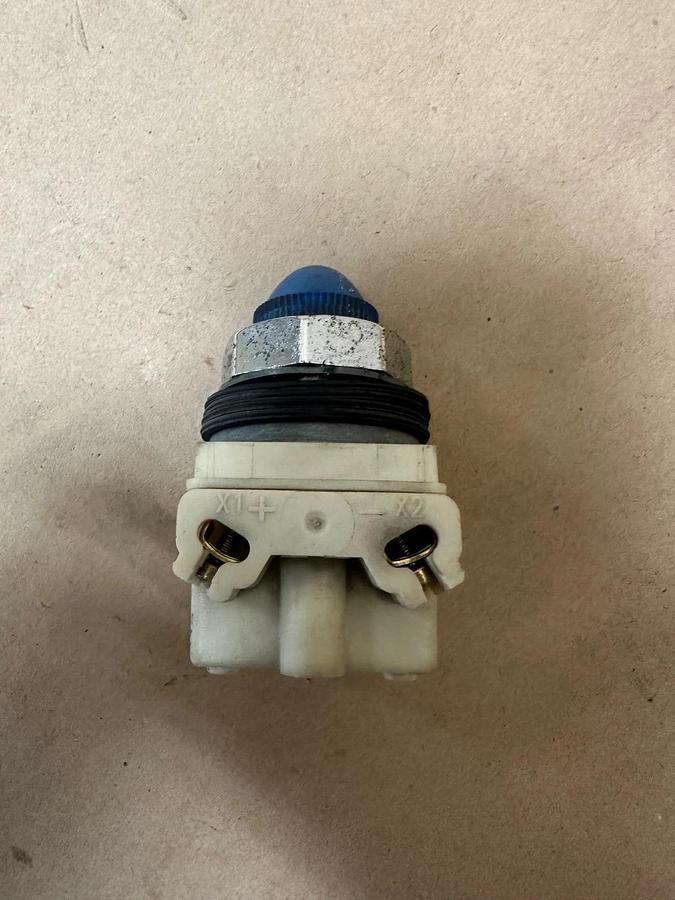 Used Square D 9001KM1 Blue Illuminated Light