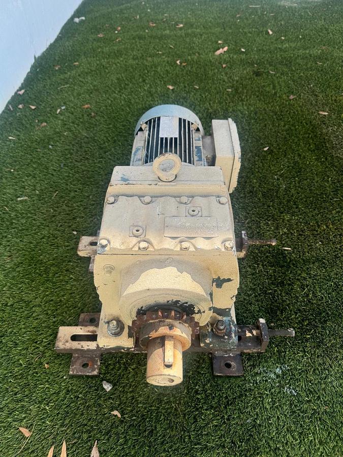 Used SEW Eurodrive DFT100L4 AC Motor 5Hp @ 1650RPM, RB7DT100L4 Gear Reducer, 41.71:1