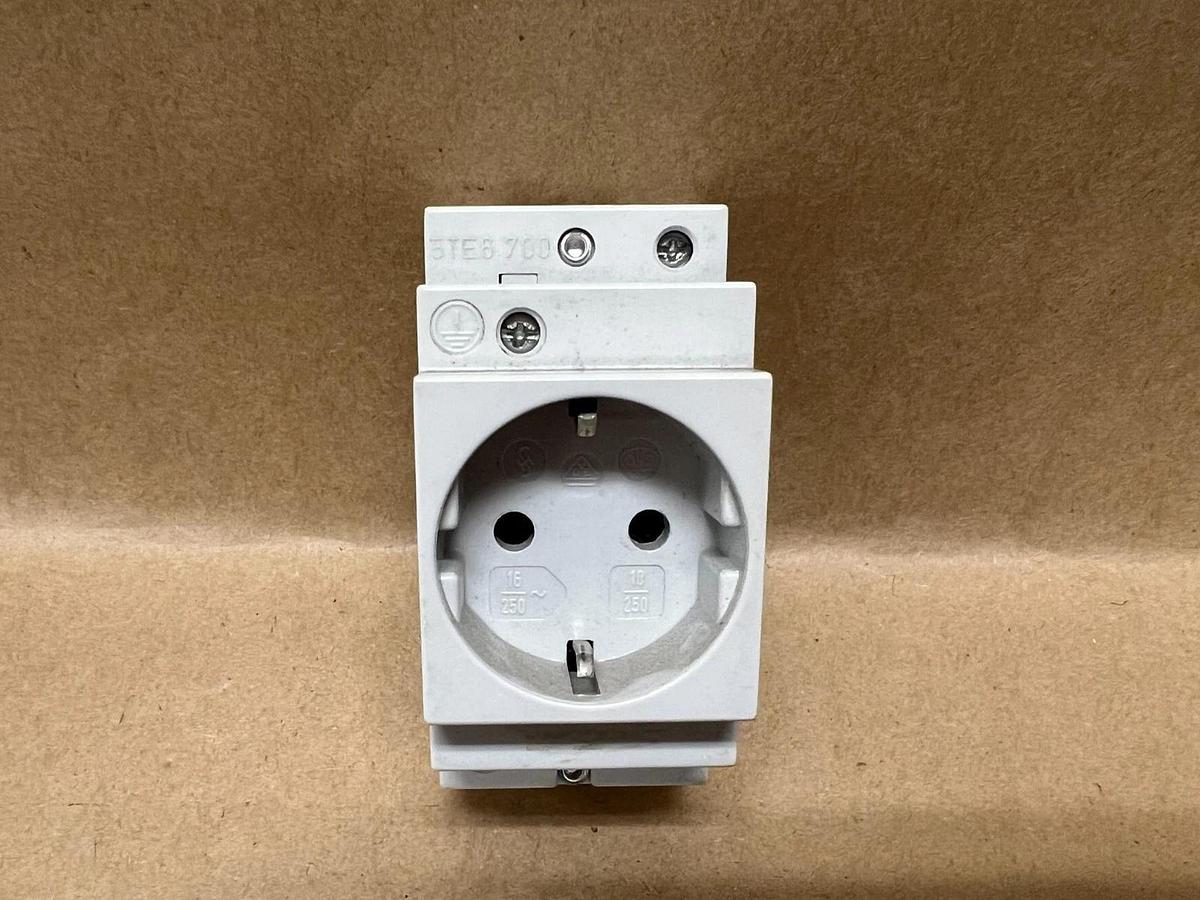 Used Siemens 5TE6700 Shockproof Socket - Lot of 2