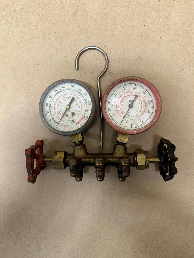 Used WIKA 213197 w/ Limited Pointer Flutter 120 PSI Pressure Gauge Valve
