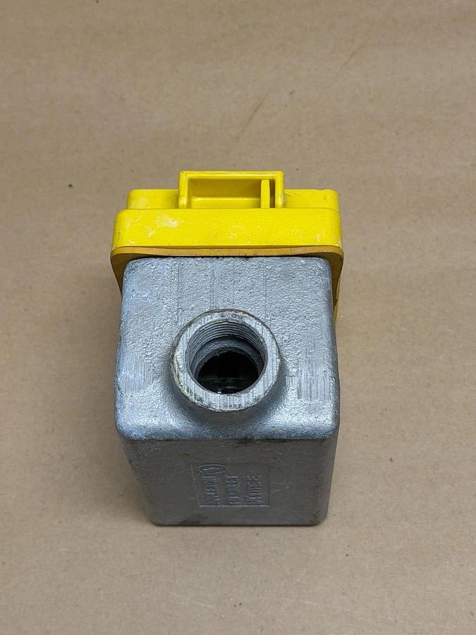 Used Daniel Woodhead 70-0210 Receptacle Cover w/ Appleton FD Unilet 3/4” Type E
