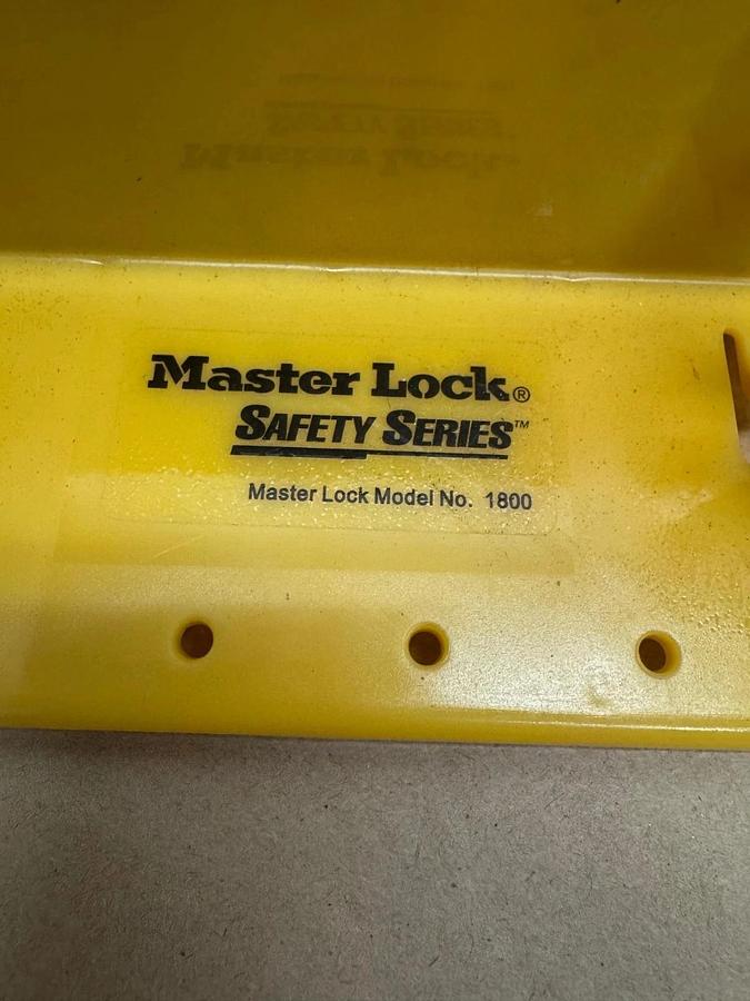 Used Master Lock Model 1800 Lockout Wall Station 8 Slots *NEW*