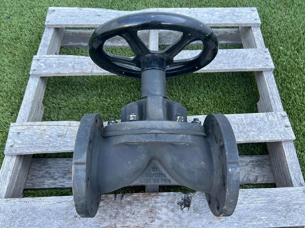 Used Saunders A40N 4" Cast Iron Lined Diaphragm Valve, 8 Hole Flange Manual Handwheel