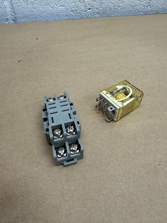 Used idec RH2B-U 110-120VAC, 50/60Hz, 10A Relay, SH2B-05 Socket Base, 300V, 10A 94X01