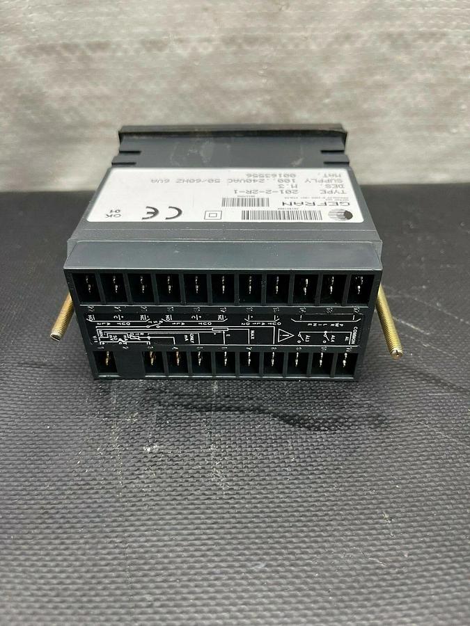 Used Gefran 201-2-2R-1, 240VAC, 50/60Hz, 6VA
