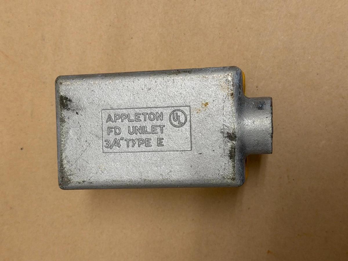 Used Daniel Woodhead 70-0210 Receptacle Cover w/ Appleton FD Unilet 3/4” Type E