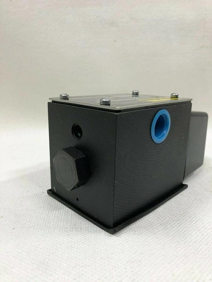 New - open box Parker D3W1BNYC Hydraulic Control Valve New