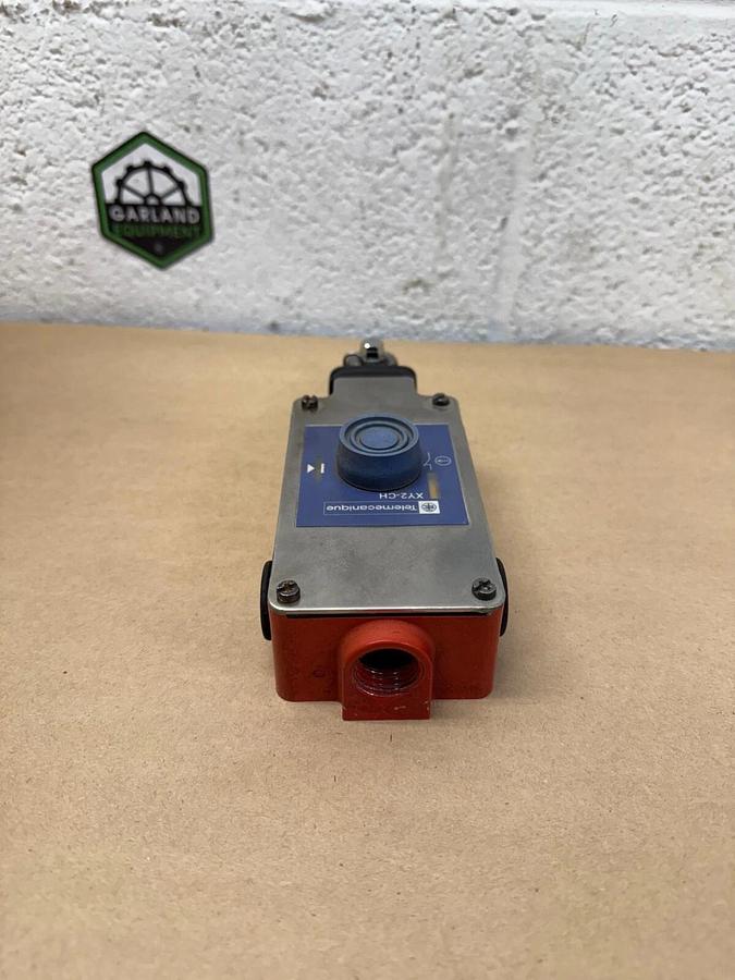 Used Telemecanique XY2CH13250H7 Cable Pull Switch, 240V, 15 AC, 3A Booted Push Button