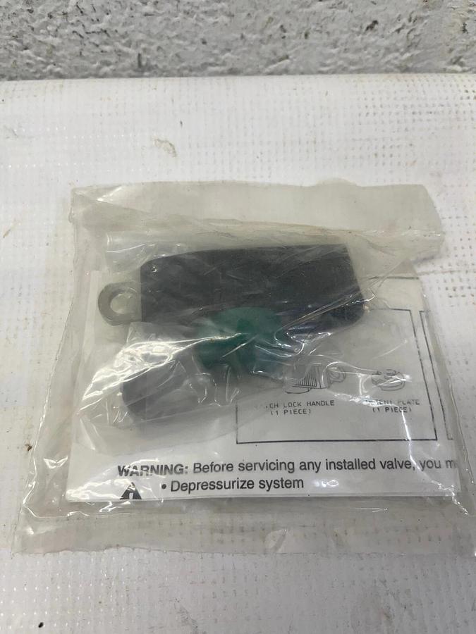 Used Swagelok NY-5K-43LL-GR On-Off (2-way) Green Latch Lock Handle