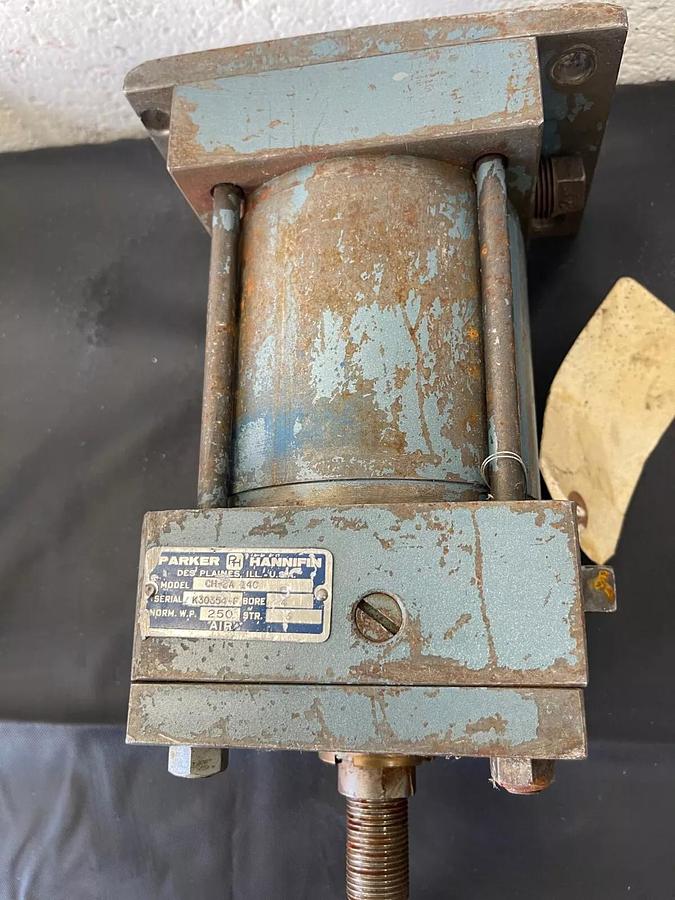 Used Parker-Hannifin CH-2A 14C Pneumatic Cylinder Bore 4 Str 3 Norm WP. 250 K30354-F