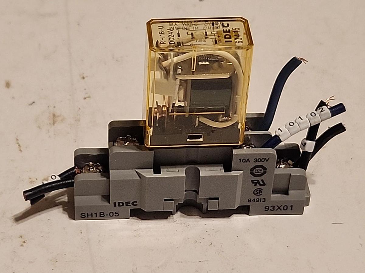 Used IDEC RH1B-U, AC 120V Relay w/ IDEC SH1B-05 Base