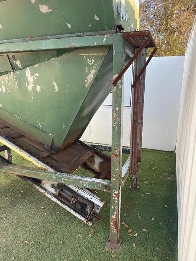 Used Feed Hopper, Drag Chain, 95 cu/ft, No Drive, Chain W:36” L:10’, Discharge H:6'