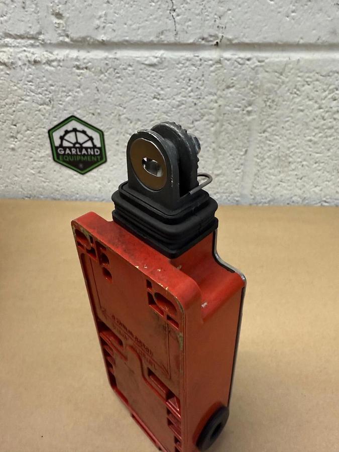 Used Telemecanique XY2CH13250H7 Cable Pull Switch, 240V, 15 AC, 3A Booted Push Button