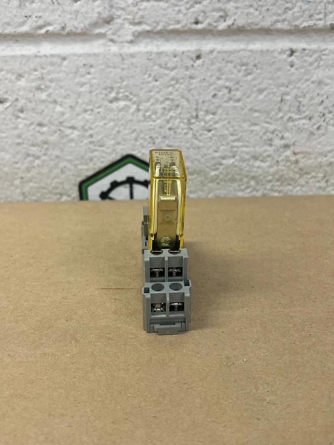 Used IDEC SY2S-05C Relay Socket w/ Relay
