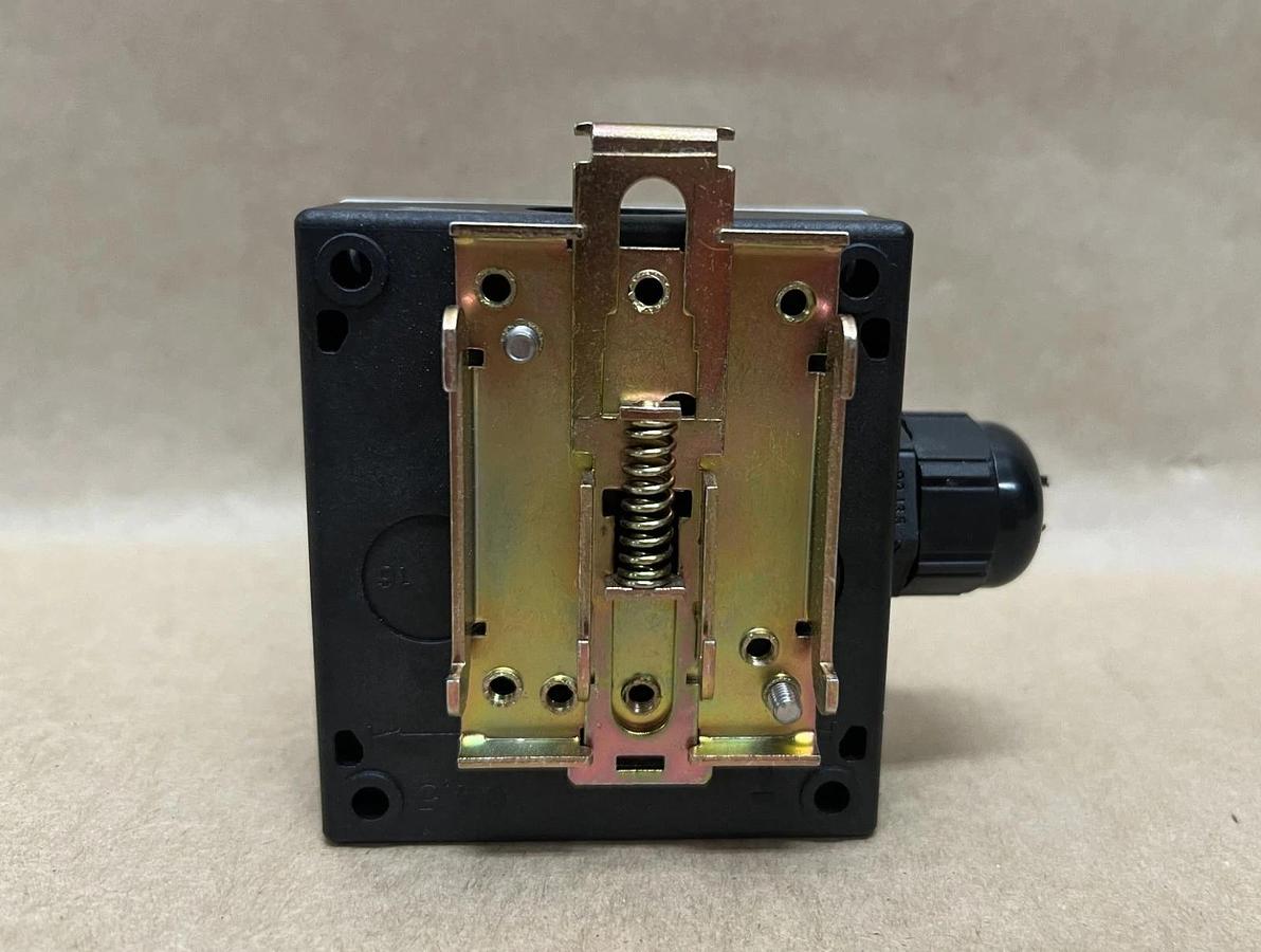 Used Moeller PC-GF20-FR Enclosed Selector Switch w/ M22-KC10 Contact Block