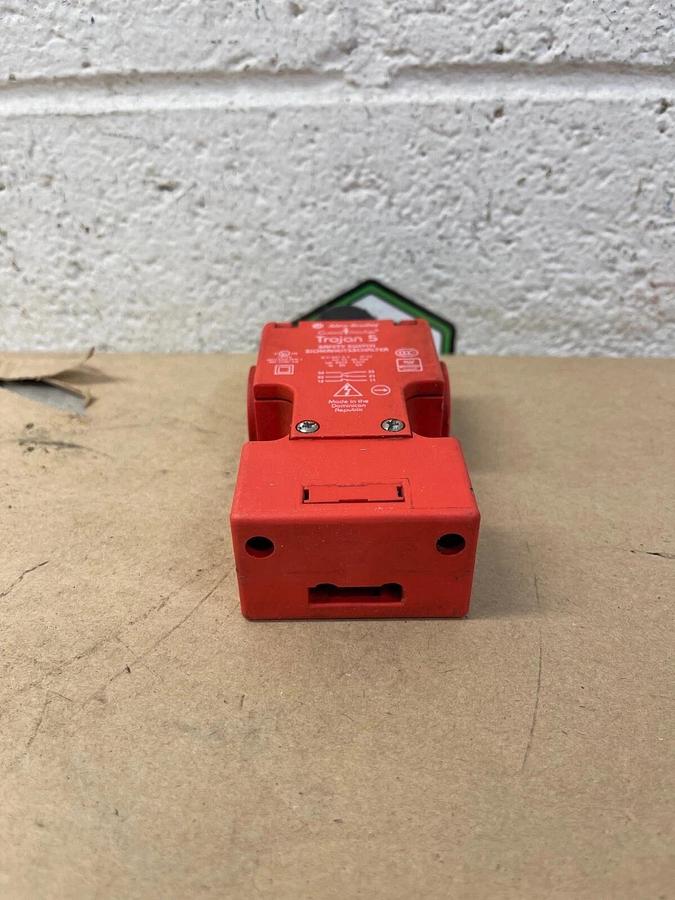 Used Allen Bradley Guard Master Trojan 5 440KT11118B Safety Switch Wire Protector Top