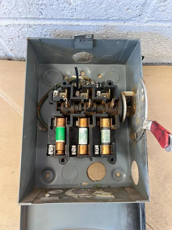 Used General Electric TG4321 30 Amp Enclosed Safety Switch