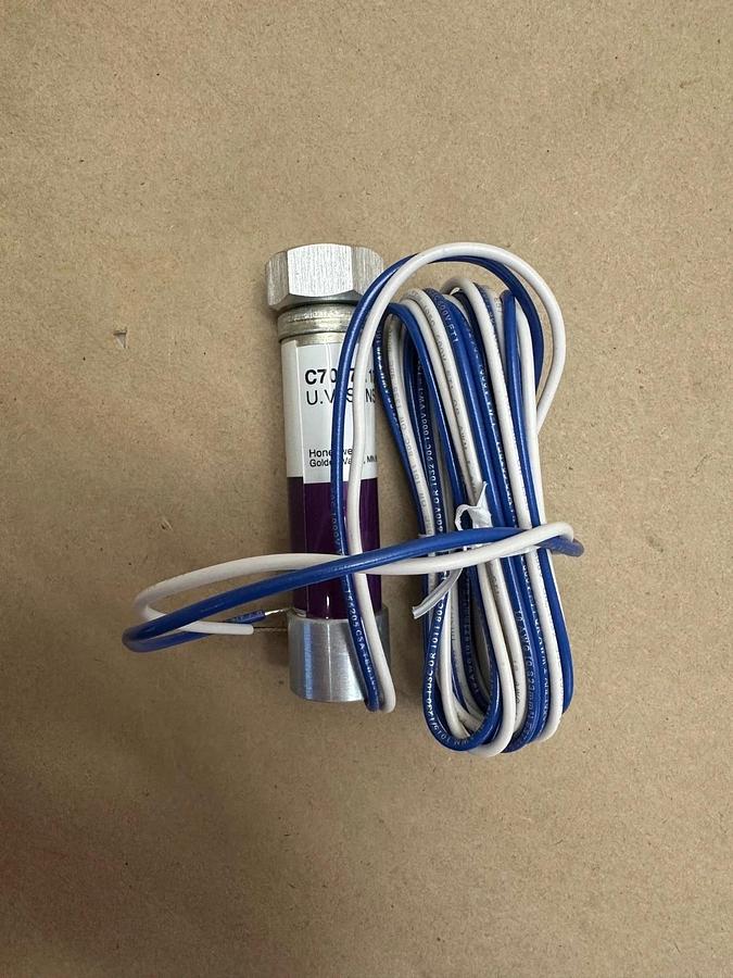 Used Honeywell C7027A 1049 Flame Detector Sensor *NEW*