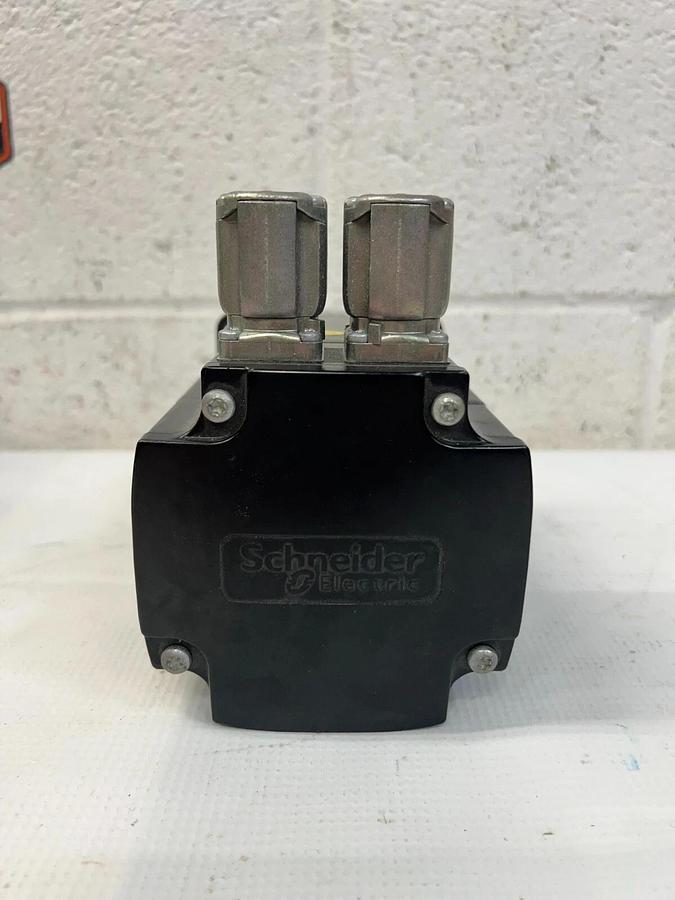 Used Schneider Electric BMH1002P07A2A Servo Motor