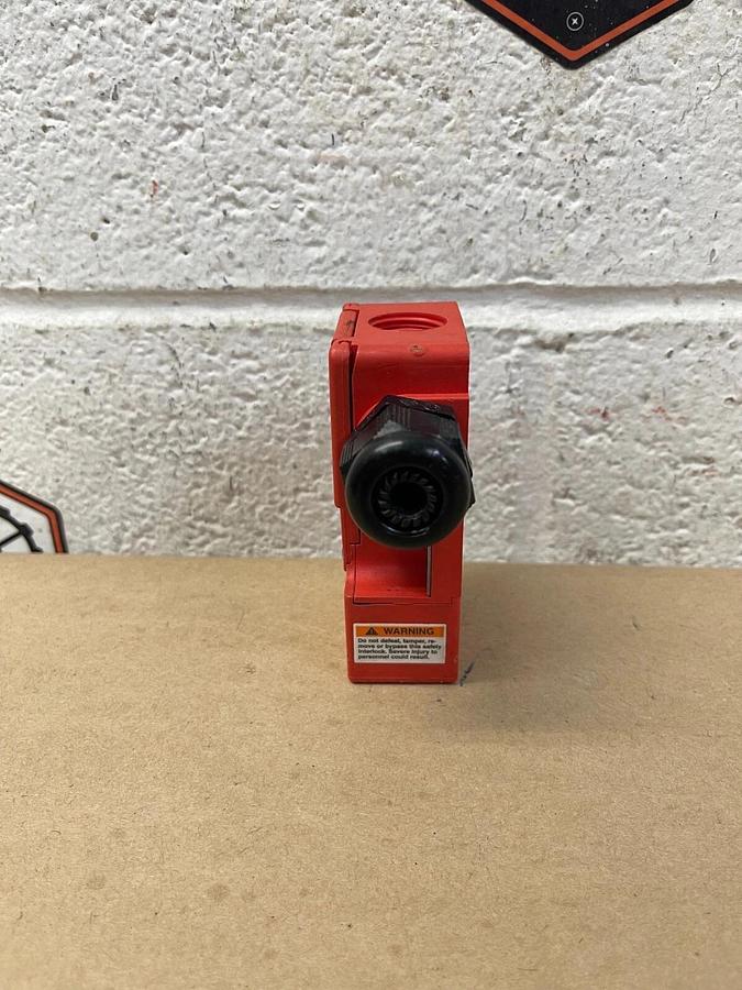 Used Allen Bradley Guard Mstr Trojan 5 440KT11118B Safety Switch Wire Protector Rght